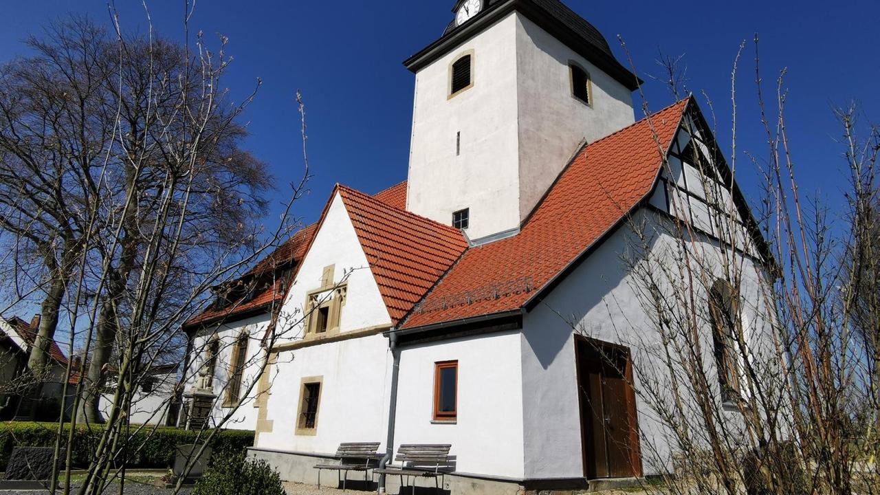 Ein weißes Krichengebäude aus der Frosch-Perspektive. Ein weißes Krichengebäude aus der Frosch-Perspektive.