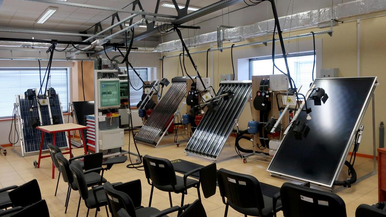 Blick in einen Schulungsraum mit Stühlen und Solarpanels Blick in einen Schulungsraum mit Stühlen und Solarpanels