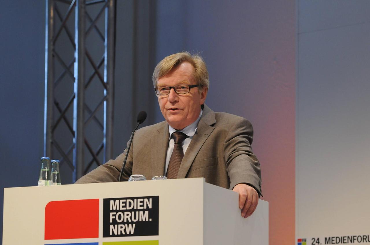 Der Medienwissenschaftler Bernd Gäbler am Rednerpult des Medienforums NRW 2012 Der Medienwissenschaftler Bernd Gäbler am Rednerpult des Medienforums NRW 2012