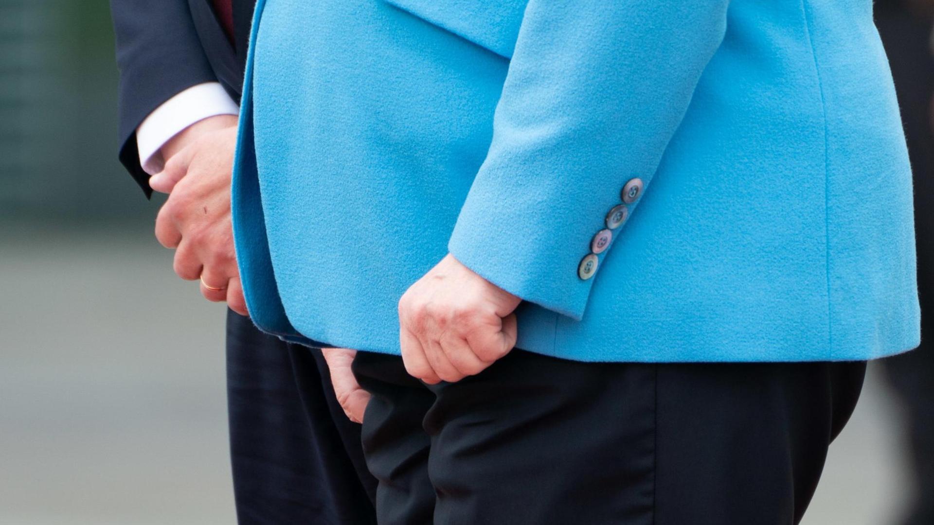 10.07.2019, Berlin: Bundeskanzlerin Angela Merkel (CDU) presst beim Empfang von Finnlands neuem Ministerpräsidenten Antti Rinne mit militärischen Ehren vor dem Bundeskanzleramt die Hände zusammen, während ihre Beine zittern. 10.07.2019, Berlin: Bundeskanzlerin Angela Merkel (CDU) presst beim Empfang von Finnlands neuem Ministerpräsidenten Antti Rinne mit militärischen Ehren vor dem Bundeskanzleramt die Hände zusammen, während ihre Beine zittern.