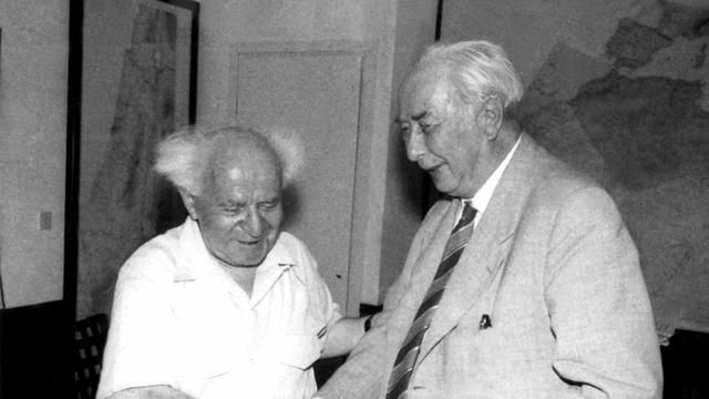Der damalige israelische Ministerpräsident David Ben-Gurion begrüßt den deutschen Bundespräsidenten Theodor Heuss 1960 in Tel Aviv. Schwarz-weiß-Aufnahme