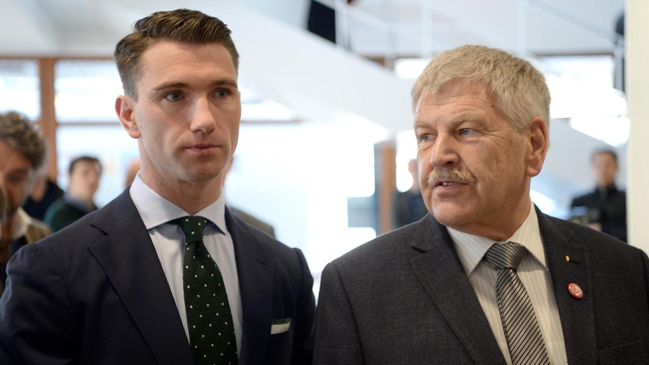 Der NPD-Europaabgeordnete Udo Voigt (r) und der NPD-Parteivorsitzende Frank Franz in Karlsruhe bei der mündlichen Verhandlung über ein Verbot der rechtsextremen NPD beim Bundesverfassungsgericht. Der NPD-Europaabgeordnete Udo Voigt (r) und der NPD-Parteivorsitzende Frank Franz in Karlsruhe bei der mündlichen Verhandlung über ein Verbot der rechtsextremen NPD beim Bundesverfassungsgericht.