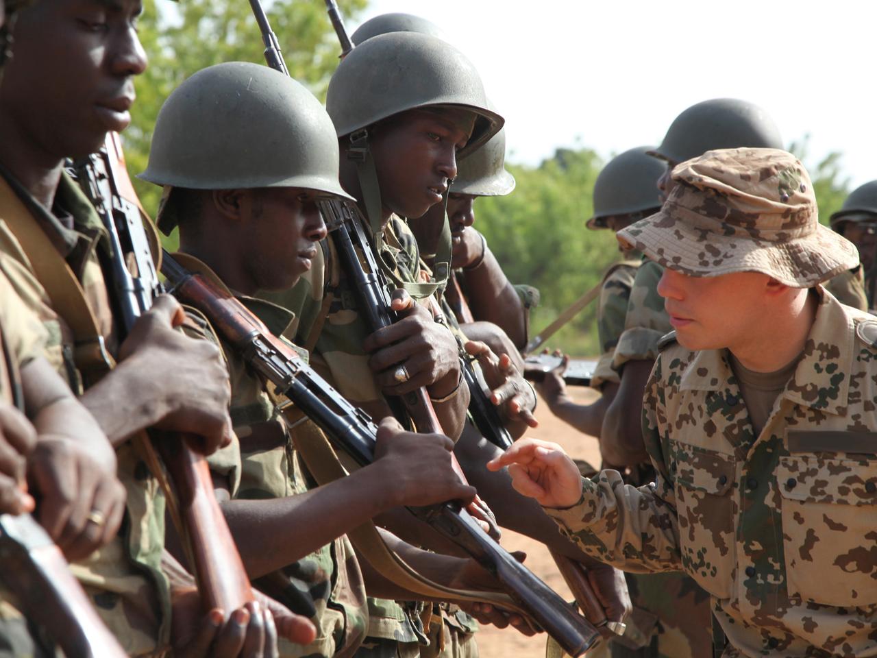 Deutsche Soldaten der EUTM Mali am 07.05.2013 bei der Ausbildung der malischen Pioniere in Koulikoro (Mali). Deutsche Soldaten der EUTM Mali am 07.05.2013 bei der Ausbildung der malischen Pioniere in Koulikoro (Mali).