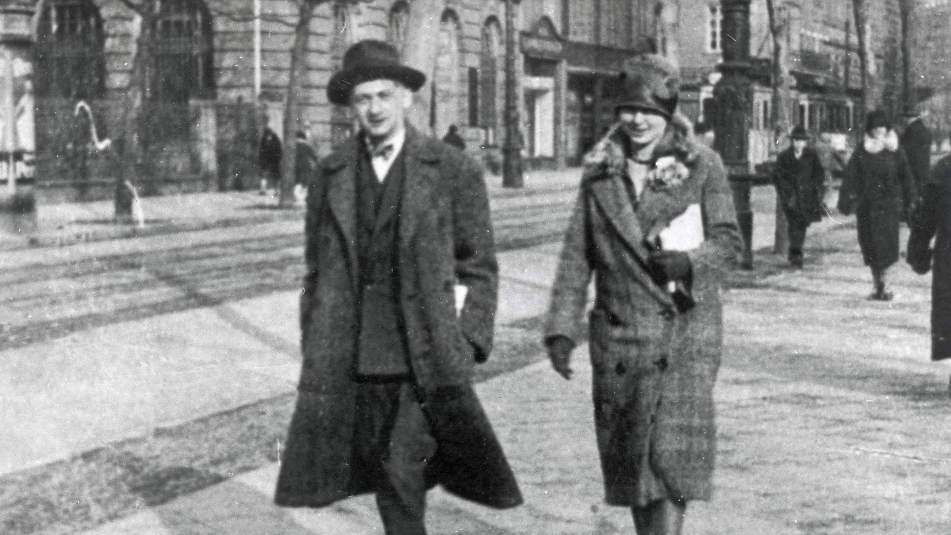 Der Schriftsteller Joseph Roth spaziert an der Seite einer Frau durch Paris. Der Schriftsteller Joseph Roth spaziert an der Seite einer Frau durch Paris.