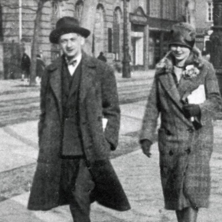 Der Schriftsteller Joseph Roth spaziert an der Seite einer Frau durch Paris.