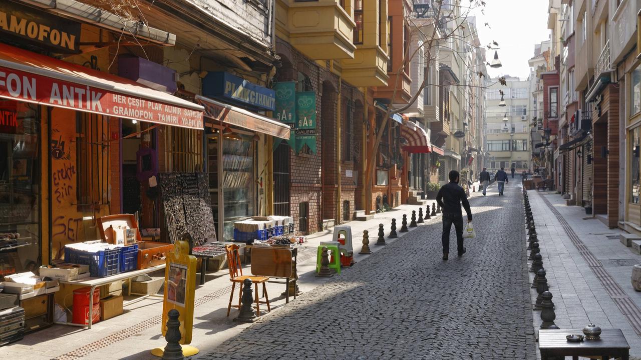 Straßenszene im Istanbuler Stadtteil Kadiköy Straßenszene im Istanbuler Stadtteil Kadiköy