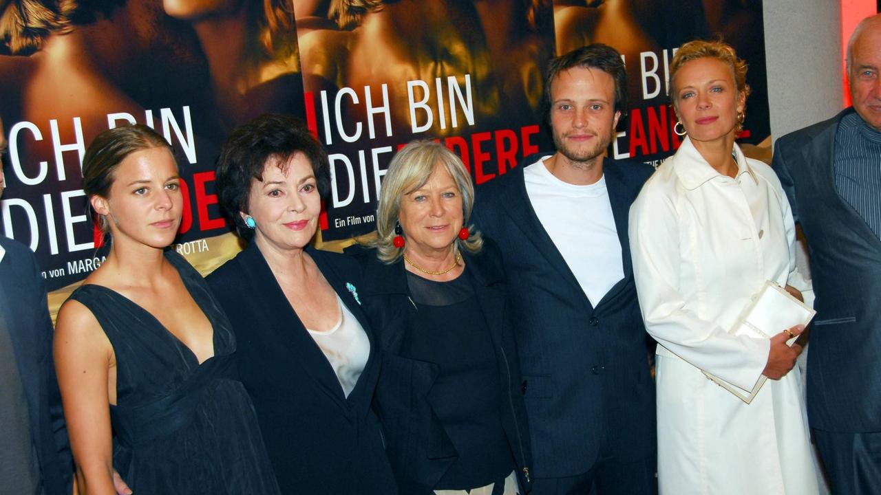 Karin Dor (zweite von links) mit der Regisseurin Margarethe von Trotta (Mitte), dazu Bernadette Heerwagen, August Diehl und Katja Riemann bei der Filmpremiere von "Ich bin die andere". Karin Dor (zweite von links) mit der Regisseurin Margarethe von Trotta (Mitte), dazu Bernadette Heerwagen, August Diehl und Katja Riemann bei der Filmpremiere von "Ich bin die andere".