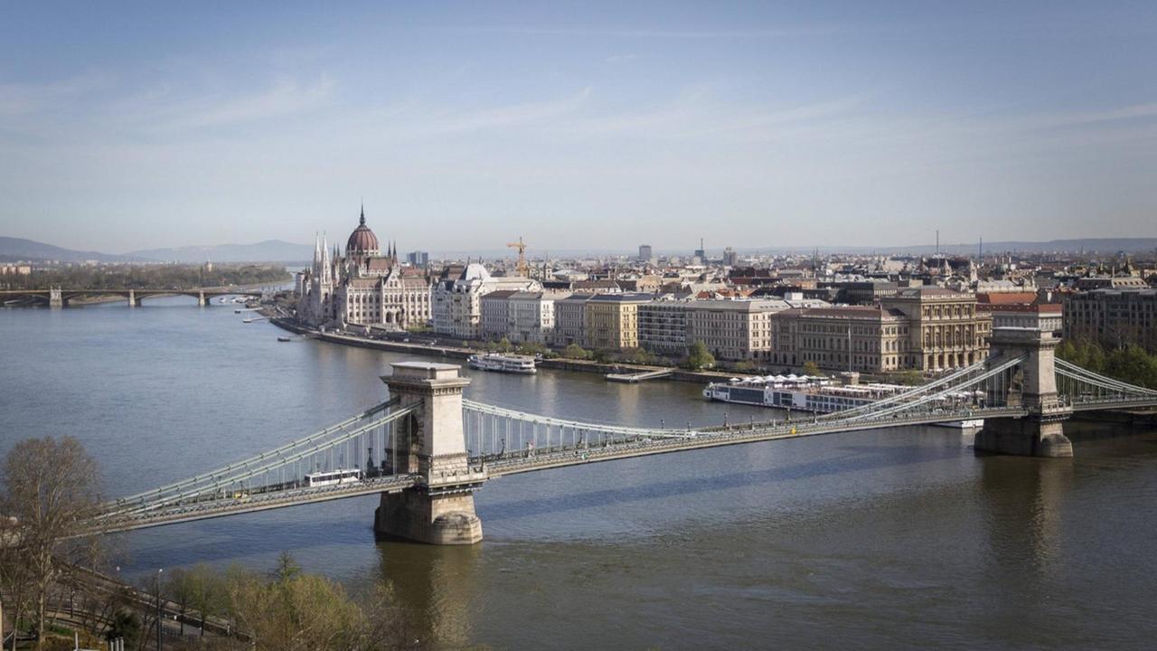 Blick auf Budapest: Das Parlamentsgebäude Orszaghaz , die Donau sowie die Szechenyi Lanchid (Kettenbruecke) Blick auf Budapest: Das Parlamentsgebäude Orszaghaz , die Donau sowie die Szechenyi Lanchid (Kettenbruecke)