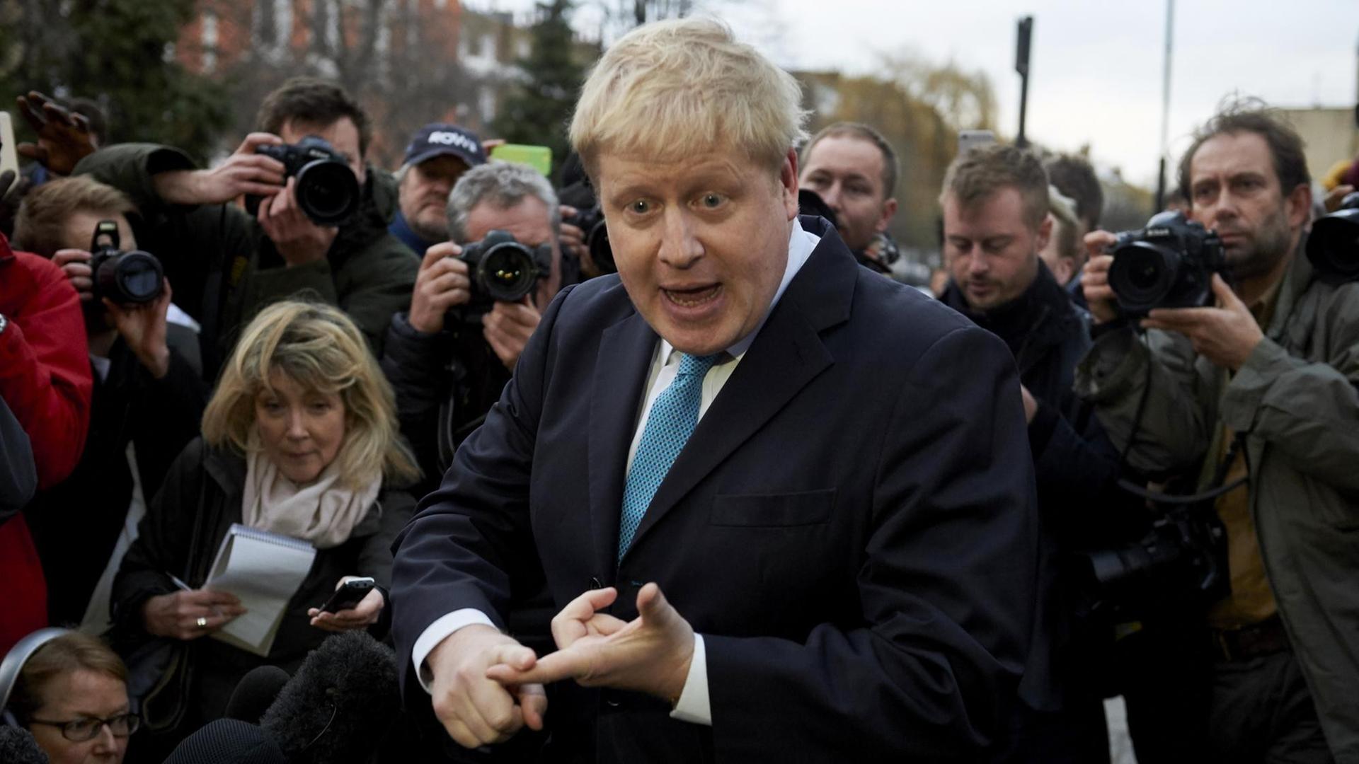Der Londoner Bürgermeister Boris Johnson umgeben von Journalisten Der Londoner Bürgermeister Boris Johnson umgeben von Journalisten
