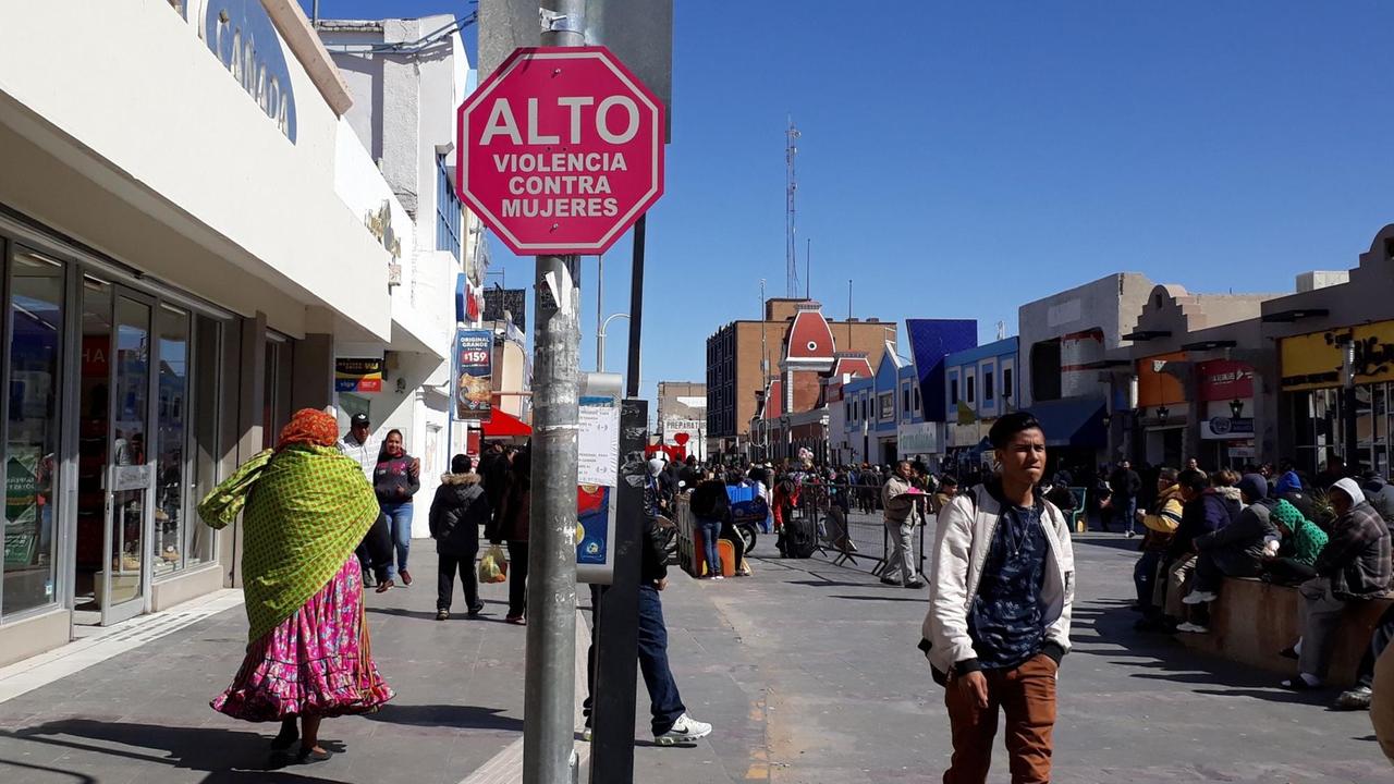 In einer Fußgängerzone in Ciudad Juárez steht ein rotes Stoppschild mit der Aufschrift "Alto Violencia contra mujeres" - Stoppt die Gewalt gegen Frauen