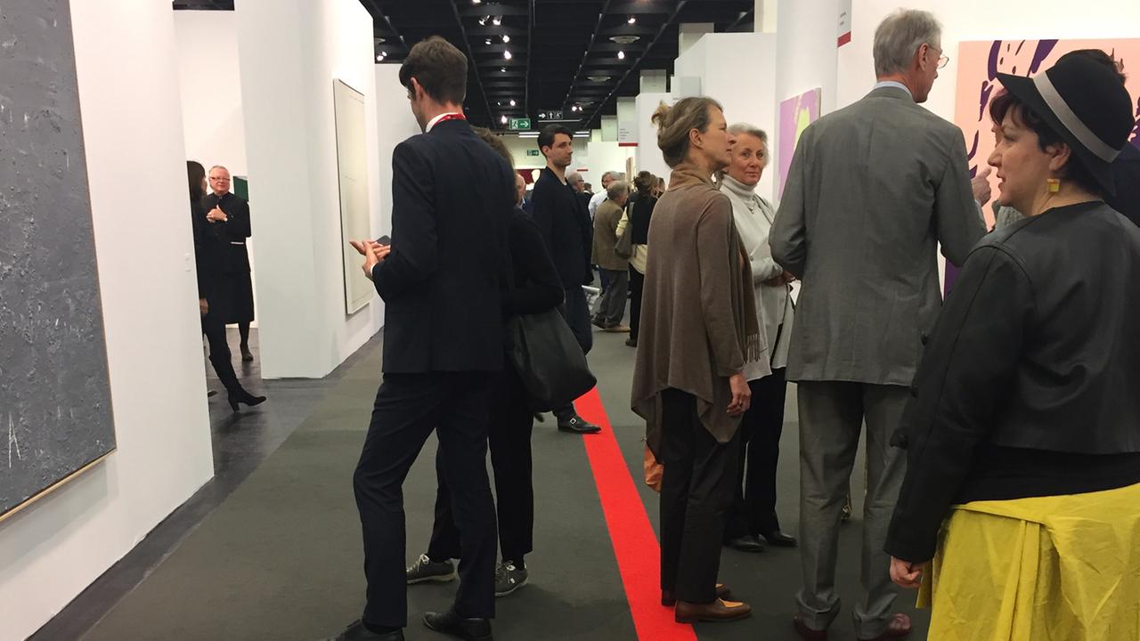 Auf der Art Cologne diskutieren Besucher und Galeristen über Kunstwerke und ihre Preise. Auf der Art Cologne diskutieren Besucher und Galeristen über Kunstwerke und ihre Preise.