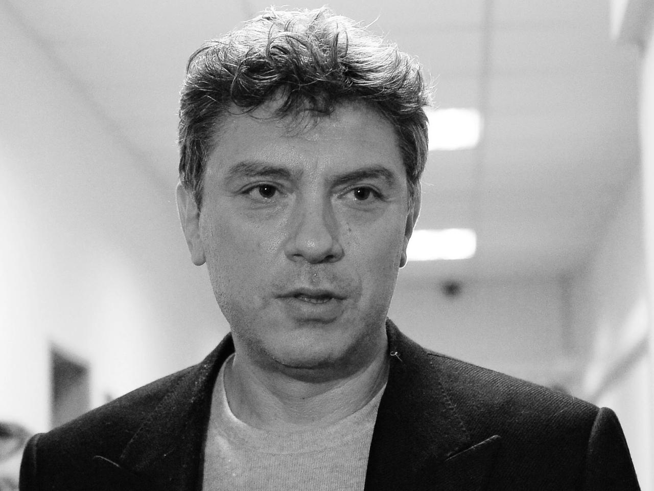 Schwarz-Weiß-Porträt von Boris Nemzow Schwarz-Weiß-Porträt von Boris Nemzow