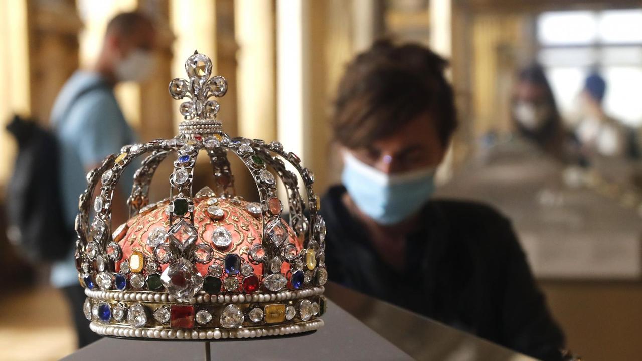 Besucher mit Mund-Nasen-Schutz im Pariser Louvre