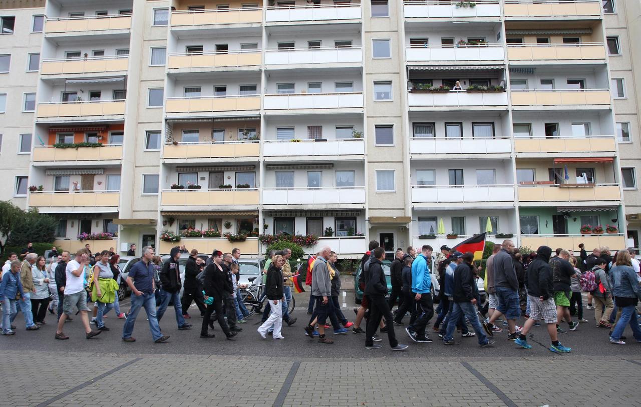 Teilnehmer eines Rechten Aufmarsches laufen am 28.08.2015 in Heidenau (Sachsen) eine Straße entlang Teilnehmer eines Rechten Aufmarsches laufen am 28.08.2015 in Heidenau (Sachsen) eine Straße entlang