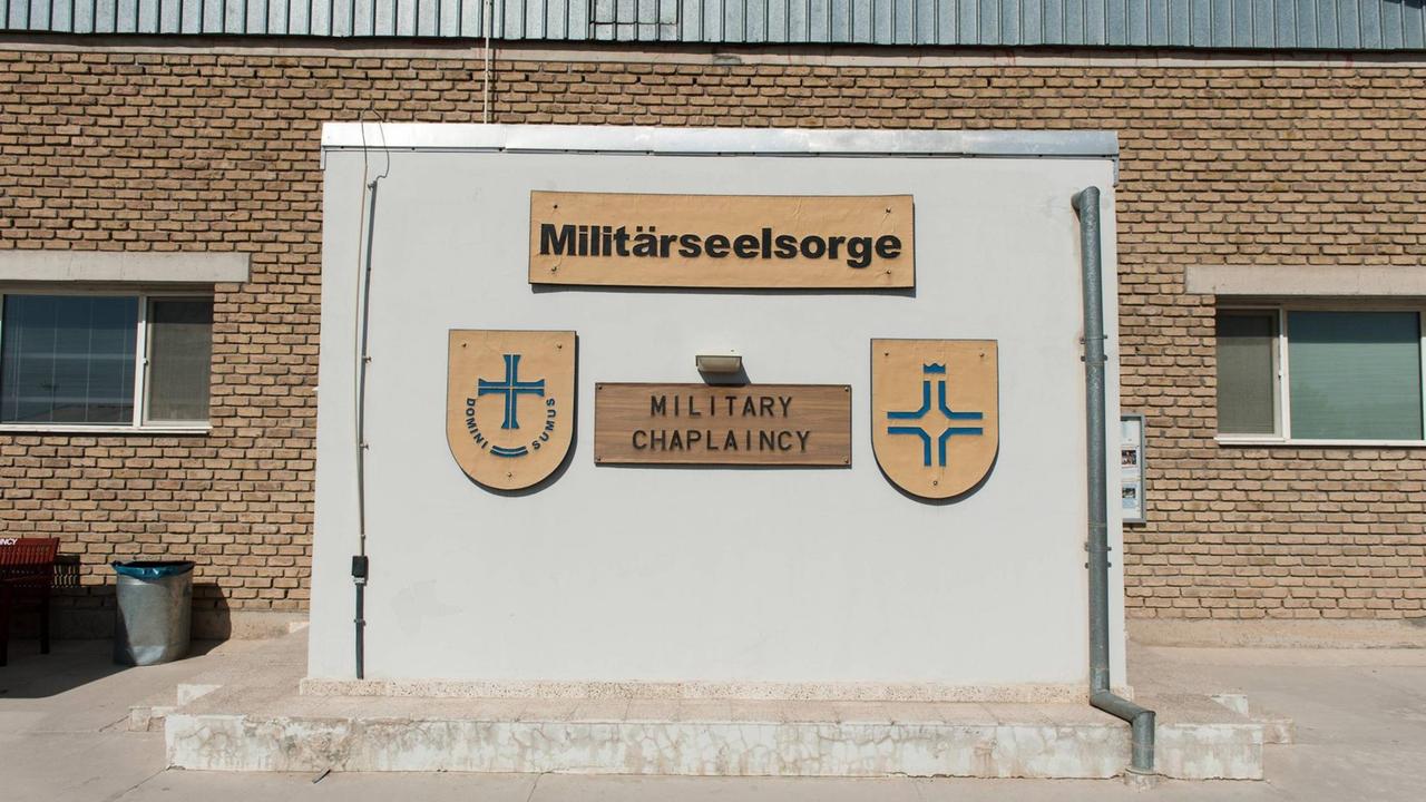 Der Eingang zur Militärseelsorge der Bundeswehr im Camp Marmal der Bundeswehr bei Mazar-e Sharif in Afghanistan am 11.07.2014 Der Eingang zur Militärseelsorge der Bundeswehr im Camp Marmal der Bundeswehr bei Mazar-e Sharif in Afghanistan am 11.07.2014