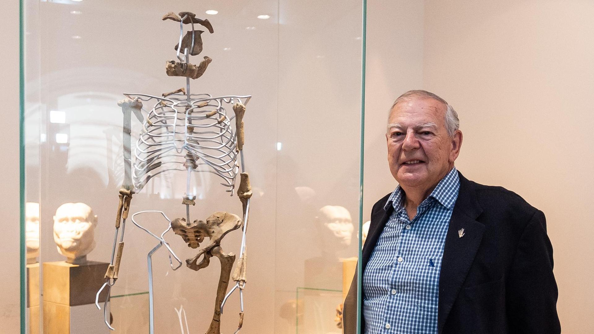 Das Skeletts "Lucy" und sein Entdecker Donald Johanson im Frankfurter Senckenberg-Museum Das Skeletts "Lucy" und sein Entdecker Donald Johanson im Frankfurter Senckenberg-Museum