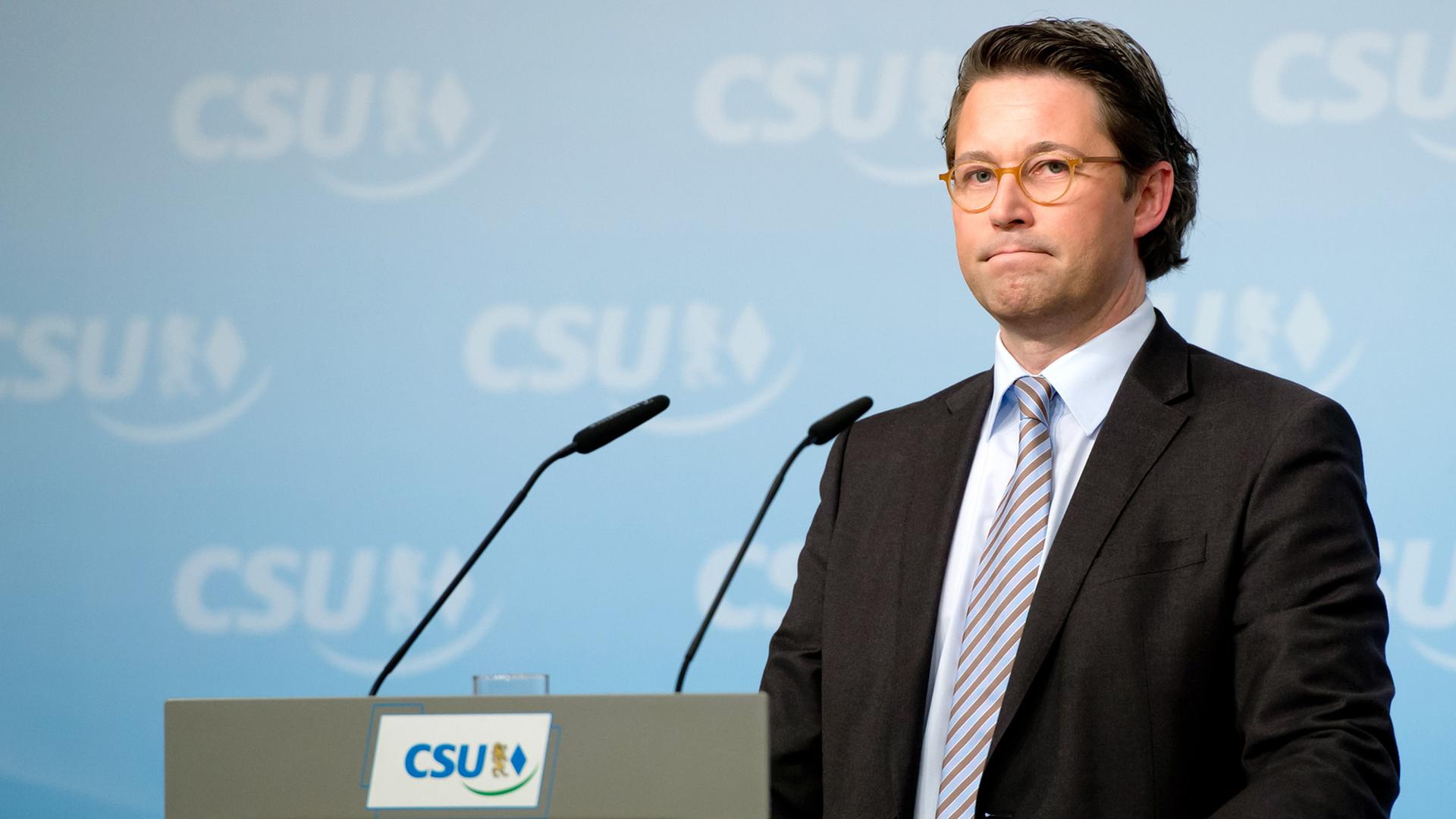 CSU-Generalsekretär Andreas Scheuer spricht an einem Podium mit der Aufschrift CSU.
