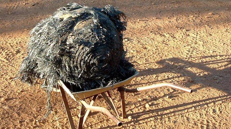 Kugel aus gedrehtem Metall, dass möglicherweise als Weltraumschrott gilt Kugel aus gedrehtem Metall, dass möglicherweise als Weltraumschrott gilt