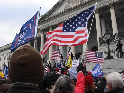 Menschen mit USA- und andren Flaggen erstürme am 6. Januar 2021 das US-Kapitol in Washington, DC.