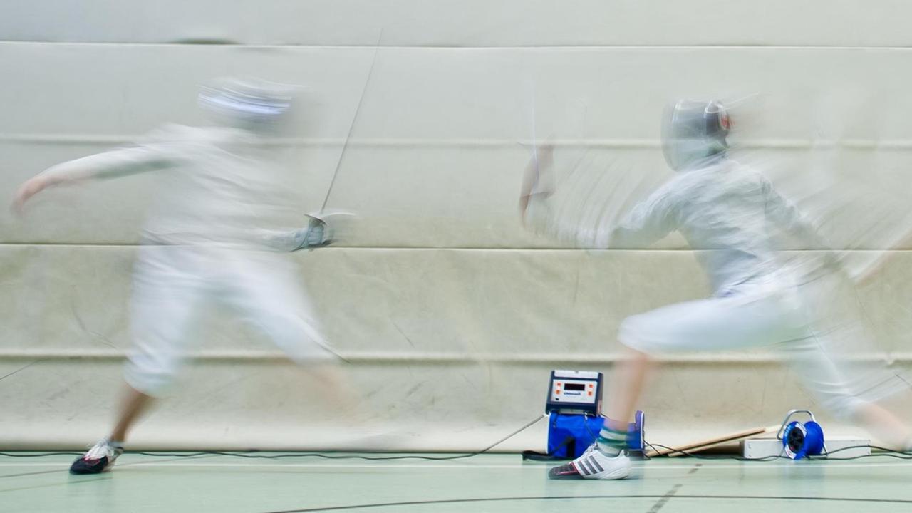 Zwei Leistungssportschüler trainieren im Fechtkurs an der Bertolt-Brecht-Schule in Nürnberg: eine "Eliteschule des Sports". Zwei Leistungssportschüler trainieren im Fechtkurs an der Bertolt-Brecht-Schule in Nürnberg: eine "Eliteschule des Sports".