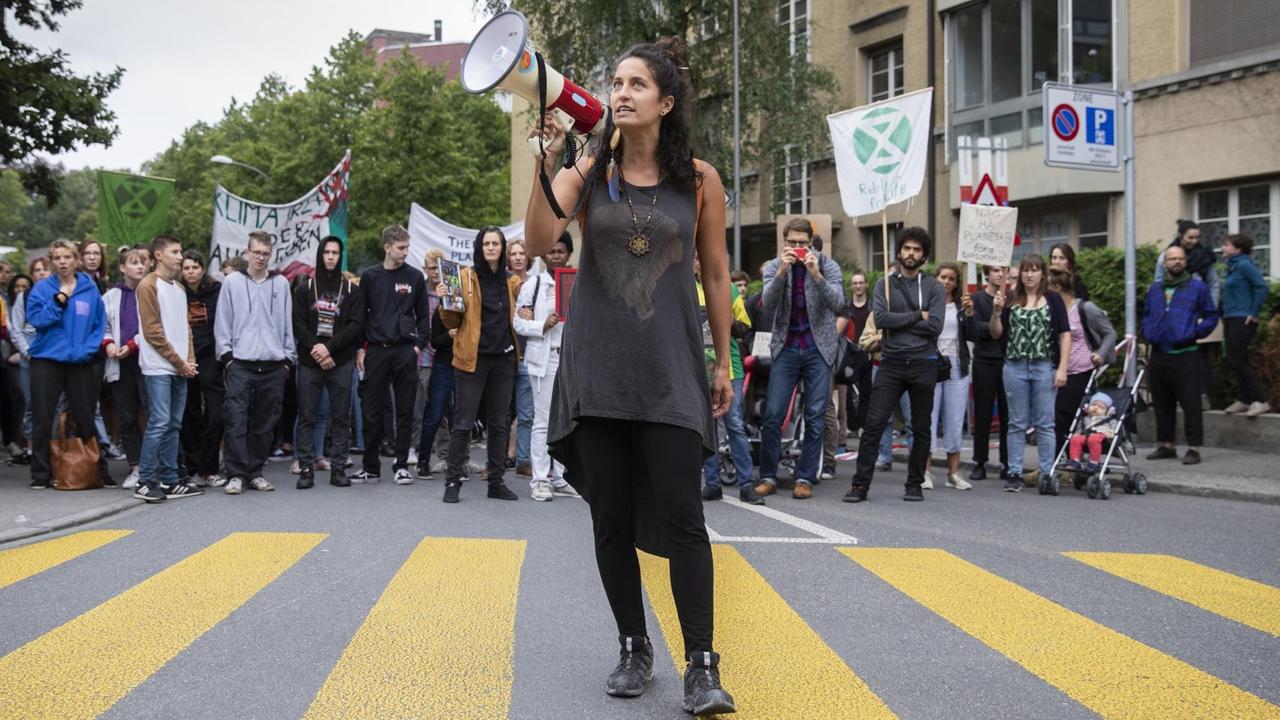 Alexandra Gavilano, spricht bei einer Aktion von Extinction Rebellion. Alexandra Gavilano, spricht bei einer Aktion von Extinction Rebellion.