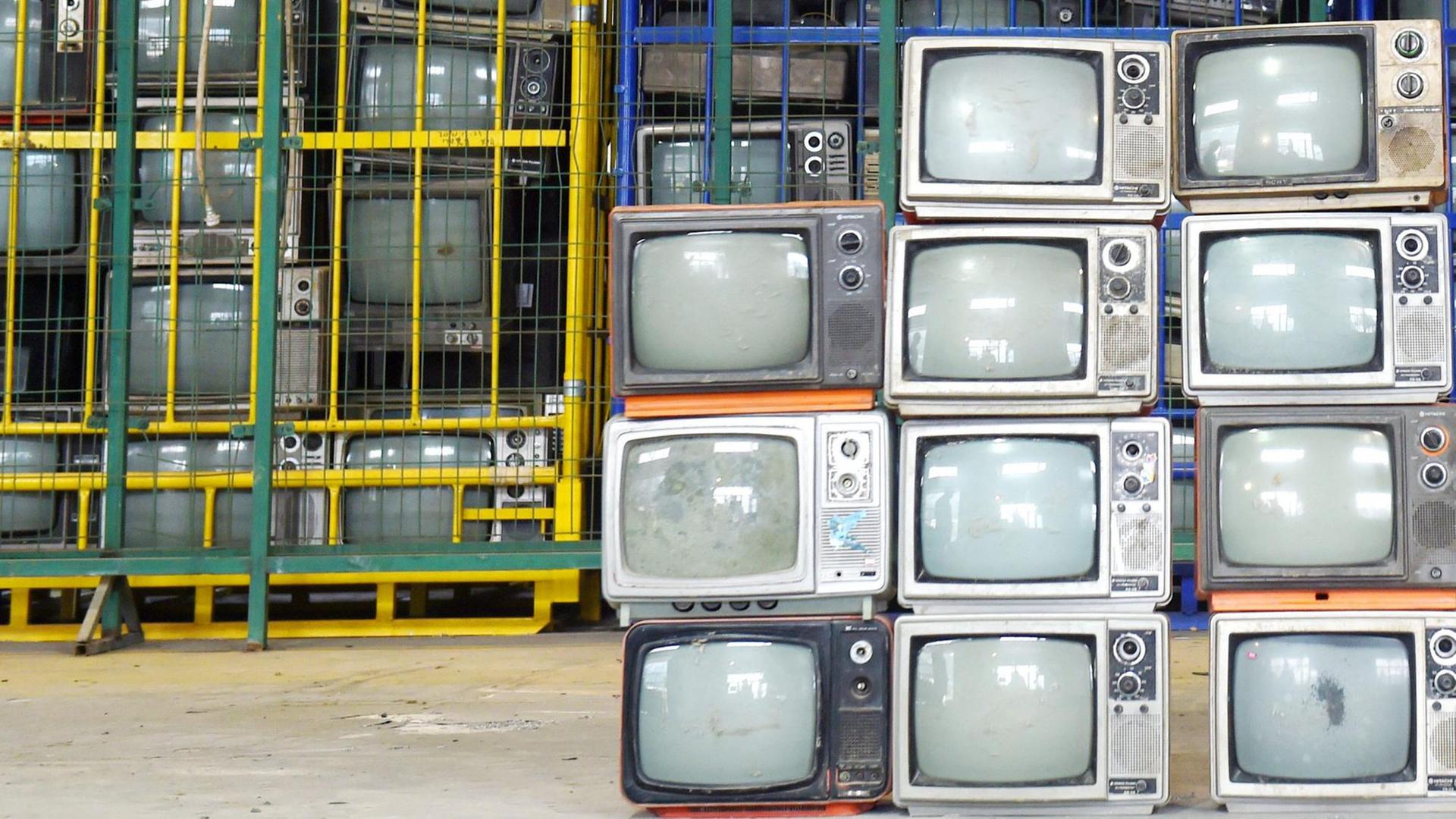 Alte Fernseher in einem Verwertungslager Alte Fernseher in einem Verwertungslager