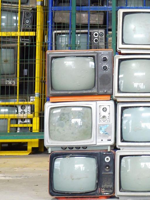 Alte Fernseher in einem Verwertungslager