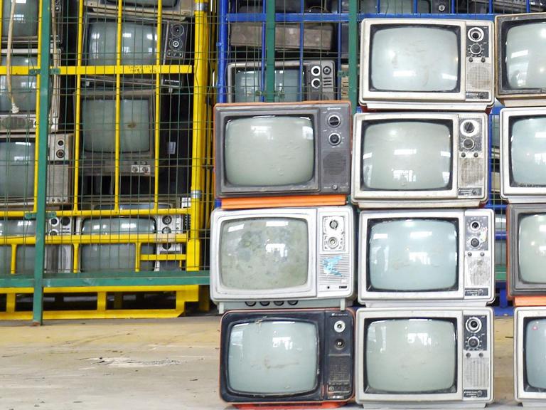 Alte Fernseher in einem Verwertungslager
