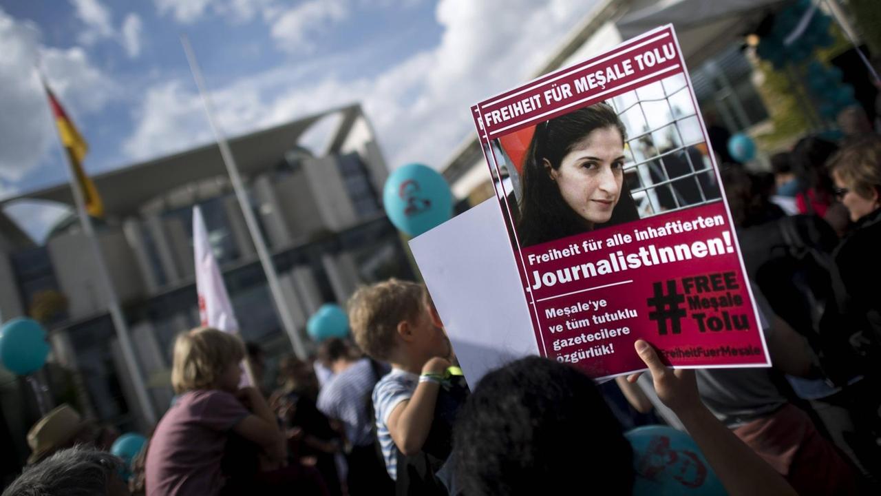 Demonstration vor dem Kanzleramt in Berlin: Auf einem Plakat wird die Freilassung der deutschen Journalistin Meşale Tolu gefordert, die in der Türkei inhaftiert ist. Demonstration vor dem Kanzleramt in Berlin: Auf einem Plakat wird die Freilassung der deutschen Journalistin Meşale Tolu gefordert, die in der Türkei inhaftiert ist.