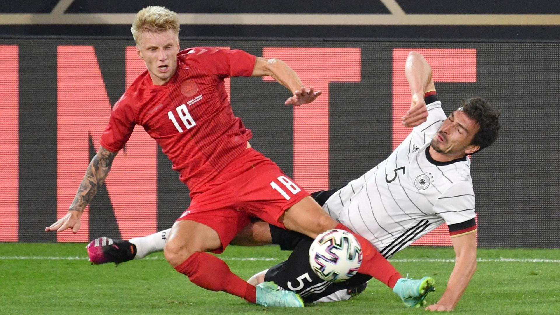 Zweikampf von Mats Hummels gegen Daniel Wass im Freundschafts-Länderspiel Deutschland - Dänemark am 02.06.2021 in Innsbruck kurz vor der Fußball-EM. Zweikampf von Mats Hummels gegen Daniel Wass im Freundschafts-Länderspiel Deutschland - Dänemark am 02.06.2021 in Innsbruck kurz vor der Fußball-EM.