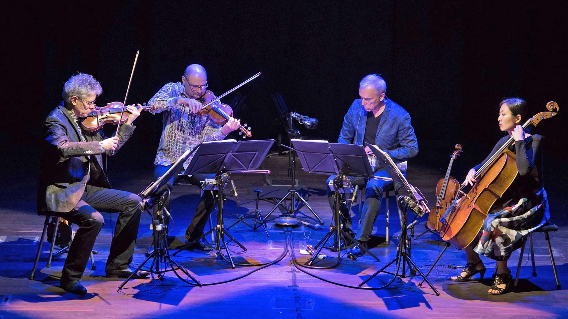 David Harrington, John Sherba, Hank Dutt and Sunny Jungin Yang (v.l.), Mitglieder des US-amerikanischen "Kronos Quartet" während eines Konzerts in Danzig / Polen am 27.7.2016 David Harrington, John Sherba, Hank Dutt and Sunny Jungin Yang (v.l.), Mitglieder des US-amerikanischen "Kronos Quartet" während eines Konzerts in Danzig / Polen am 27.7.2016