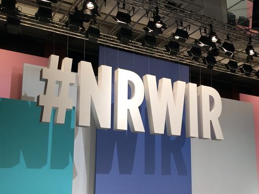 #NRWIR steht in großen weißen Lettern auf der Bühne des SPD-Landesparteitags 2017