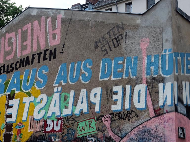 "Raus aus den Hütten. Rein in die Paläste" steht in Berlin an einer Häuserwand in der Gneisenaustraße in Kreuzberg, aufgenommen 2017