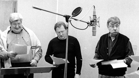 Helmut Krauss, Burkhardt Klaußner, Klaus Mehrländer im Hörspielstudio am Mikrofon.