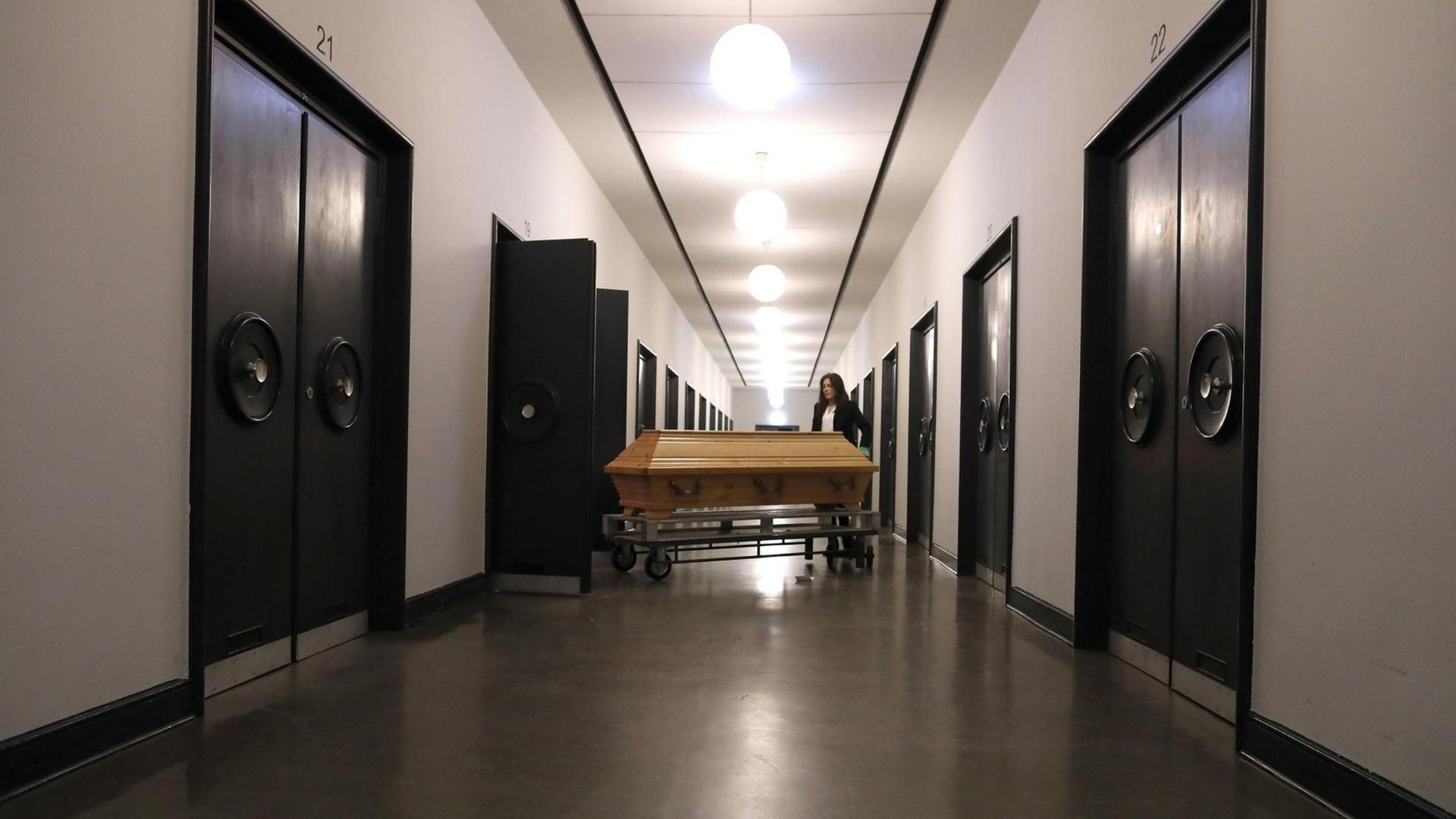Bochum Hauptfriedhof mit Krematorium. Hier werden Leichen verbrannt und eingeaeschert. Auf einem Gang steht ein Sarg. Bochum Hauptfriedhof mit Krematorium. Hier werden Leichen verbrannt und eingeaeschert. Auf einem Gang steht ein Sarg.