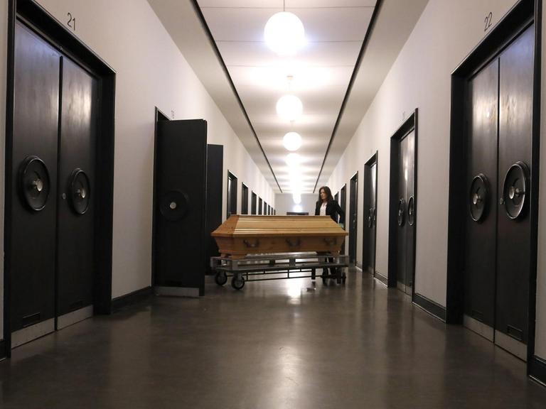 Bochum Hauptfriedhof mit Krematorium. Hier werden Leichen verbrannt und eingeaeschert. Auf einem Gang steht ein Sarg.
