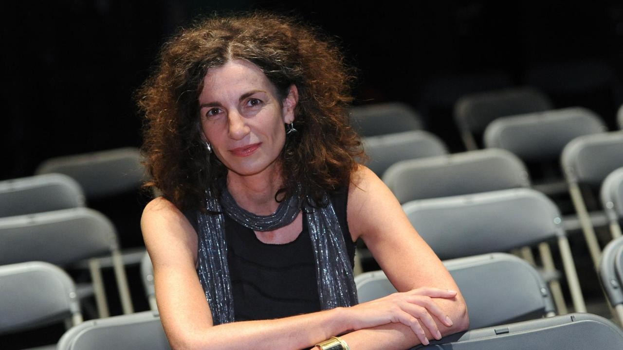 Die Intendantin des Berliner Theaters HAU Annemie Vanackere sitzt zwischen leeren Stühlen Die Intendantin des Berliner Theaters HAU Annemie Vanackere sitzt zwischen leeren Stühlen