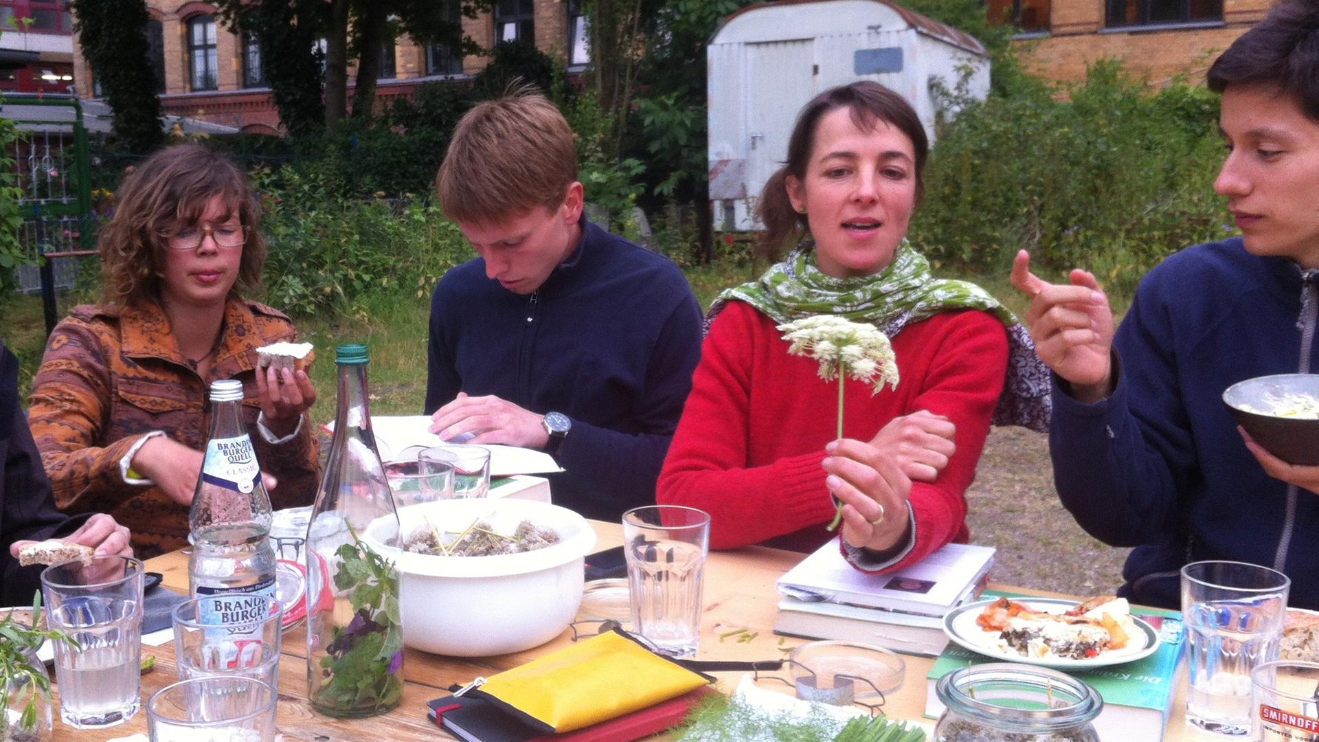 Gunilla Lissek-Wolf (2.v.r.) und die "Social Seeds" beim Treffen in der Kleingartensiedlung POG am Berliner Gleisdreieckpark Gunilla Lissek-Wolf (2.v.r.) und die "Social Seeds" beim Treffen in der Kleingartensiedlung POG am Berliner Gleisdreieckpark