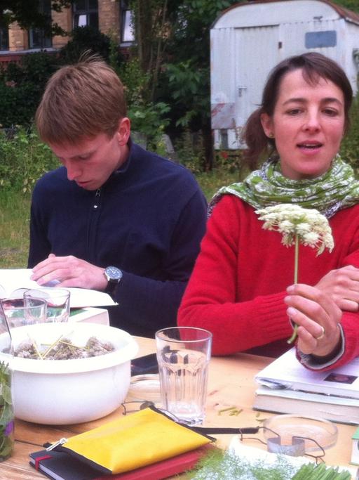 Gunilla Lissek-Wolf (2.v.r.) und die "Social Seeds" beim Treffen in der Kleingartensiedlung POG am Berliner Gleisdreieckpark