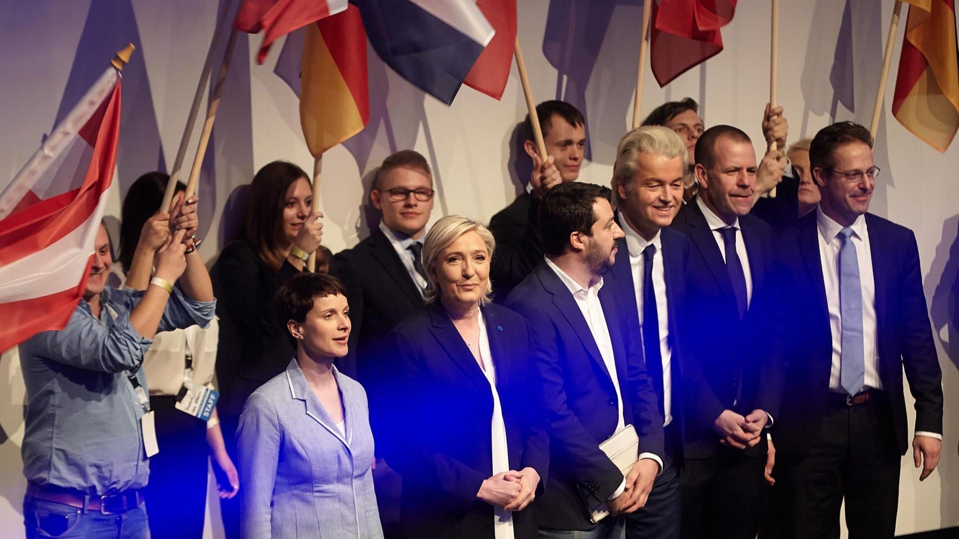 Die AFD-Vorsitzende Frauke Petry, (l-r), die Vorsitzende des französischen Front National (FN), Marine Le Pen, der Vertreter der italienischen Lega Nord, Matteo Salvini, und der Vorsitzende der niederländischen Freiheits partei (PVV), Geert Wilders, der Generalsekretär der Österreichischen Freiheitspartei (FPÖ), Harald Vilimsky, und der AfD-Landesvorsitzende von Nordrhein-Westfalen, Marcus Pretzell beim Kongress der rechtspopulistischen ENF-Fraktion im Januar in Koblenz. Die AFD-Vorsitzende Frauke Petry, (l-r), die Vorsitzende des französischen Front National (FN), Marine Le Pen, der Vertreter der italienischen Lega Nord, Matteo Salvini, und der Vorsitzende der niederländischen Freiheits partei (PVV), Geert Wilders, der Generalsekretär der Österreichischen Freiheitspartei (FPÖ), Harald Vilimsky, und der AfD-Landesvorsitzende von Nordrhein-Westfalen, Marcus Pretzell beim Kongress der rechtspopulistischen ENF-Fraktion im Januar in Koblenz.