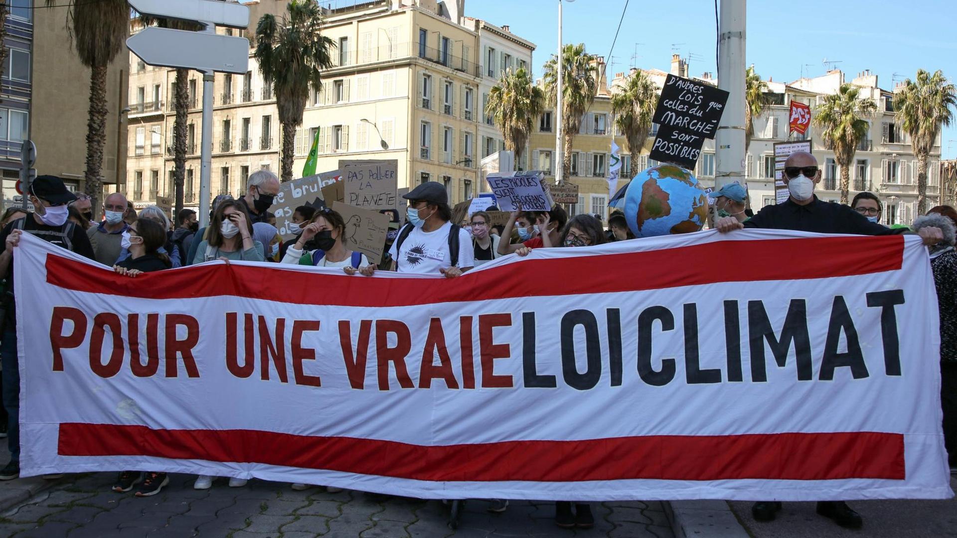Demonstranten fordern in Marseille von der Regierung mehr Engagement für die Klimapolitik Demonstranten fordern in Marseille von der Regierung mehr Engagement für die Klimapolitik