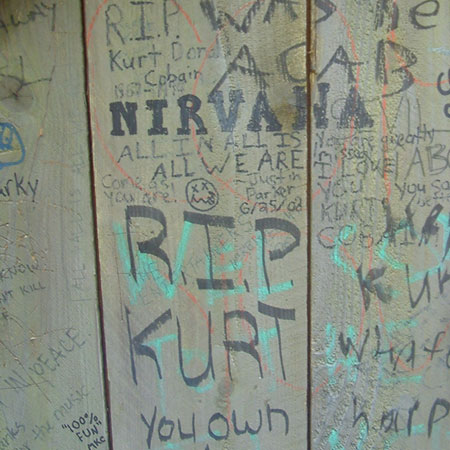 Der Zaun des Hauses von Nirvana-Sänger Kurt Cobain in Seattle ist mit Graffiti seiner Fans bemalt.