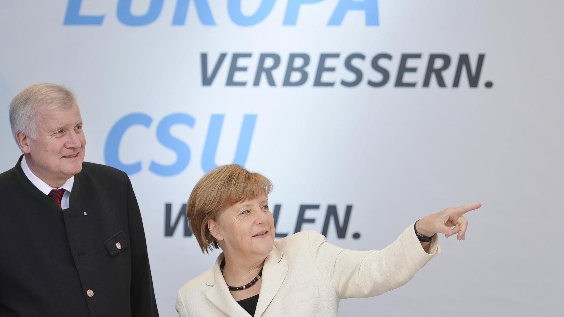 Bundeskanzlerin Angela Merkel (CDU) und Bayerns Ministerpräsident Horst Seehofer (CSU). Bundeskanzlerin Angela Merkel (CDU) und Bayerns Ministerpräsident Horst Seehofer (CSU).
