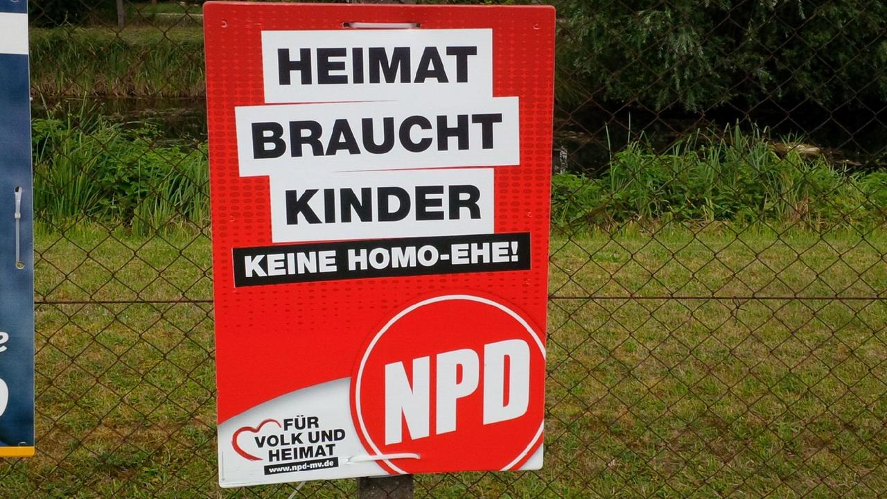 Ein Wahlplakat der NPD hängt in Mecklenburg-Vorpommern an einem Zaun, darauf der Slogan "Heimat braucht Kinder - keine Homo-Ehe!" Ein Wahlplakat der NPD hängt in Mecklenburg-Vorpommern an einem Zaun, darauf der Slogan "Heimat braucht Kinder - keine Homo-Ehe!"