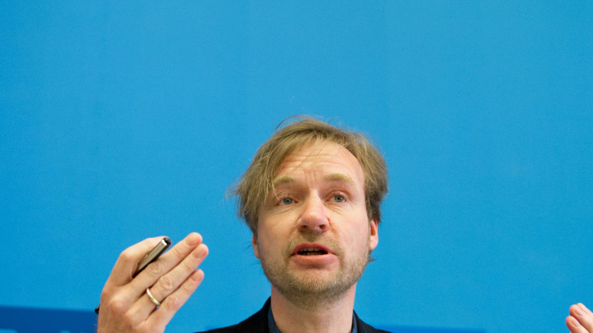 Der neue Kulturstaatssekretär Tim Renner (SPD) spricht am 27.02.2014 in Berlin während einer Pressekonferenz anlässlich der Neubesetzung des Amtes. Der neue Kulturstaatssekretär Tim Renner (SPD) spricht am 27.02.2014 in Berlin während einer Pressekonferenz anlässlich der Neubesetzung des Amtes.
