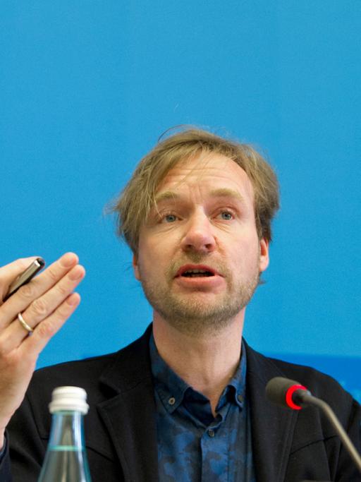 Der neue Kulturstaatssekretär Tim Renner (SPD) spricht am 27.02.2014 in Berlin während einer Pressekonferenz anlässlich der Neubesetzung des Amtes.