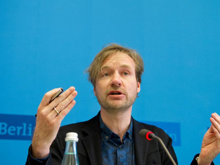 Der neue Kulturstaatssekretär Tim Renner (SPD) spricht am 27.02.2014 in Berlin während einer Pressekonferenz anlässlich der Neubesetzung des Amtes.