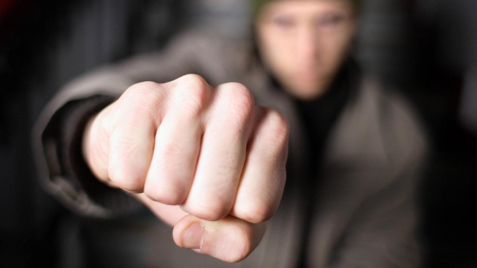 Ein Jugendlicher streckt seine geballte Faust frontal in die Kamera. Ein Jugendlicher streckt seine geballte Faust frontal in die Kamera.