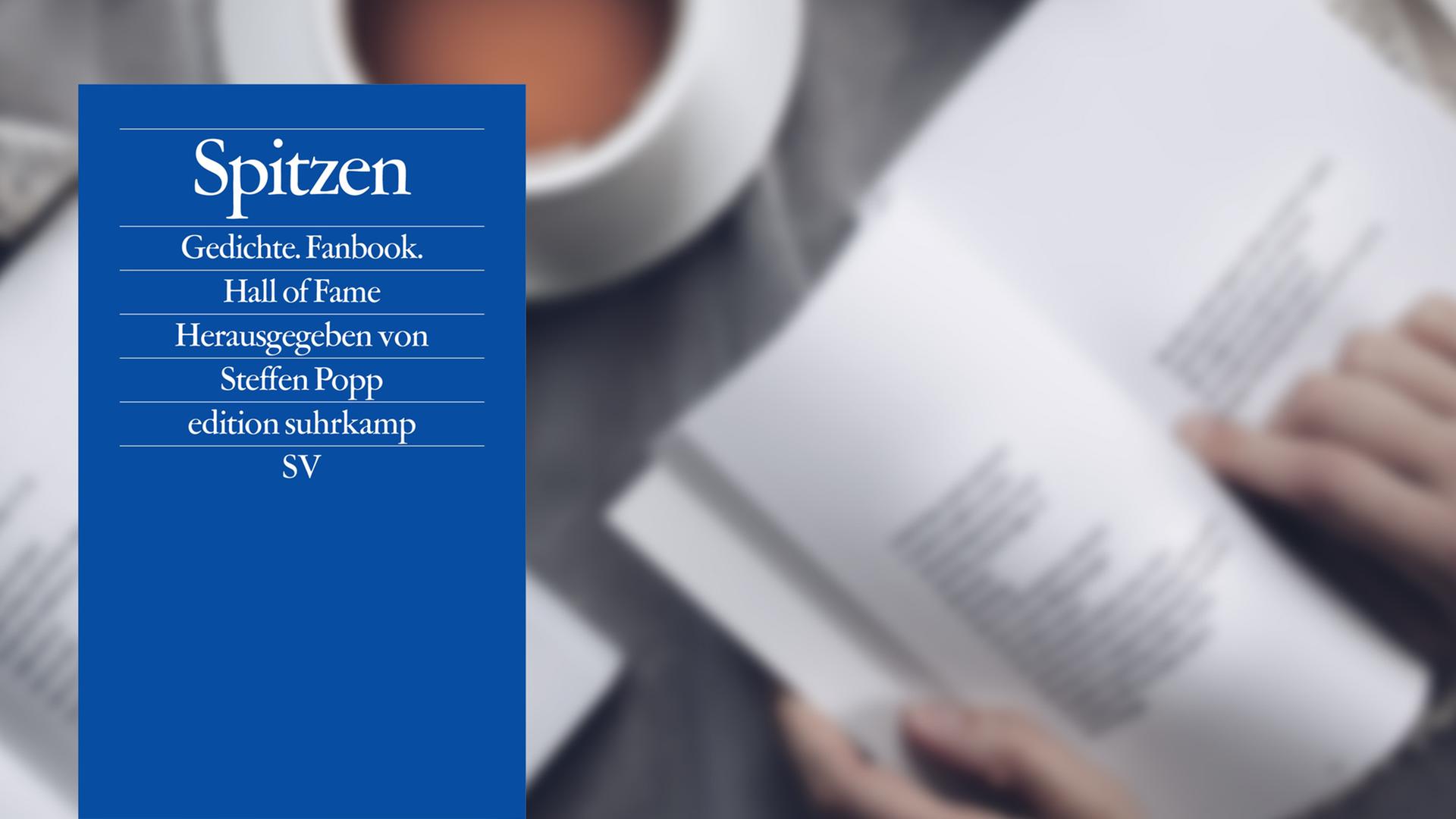 Im Vordergrund: das Cover des Buches "Spitzen. Gedichte. Fanbook. Hall of Fame". Im Hintergrund: ein aufgeschlagenes Buch, auf dem eine Hand ruht, und eine Tasse Kaffee. Im Vordergrund: das Cover des Buches "Spitzen. Gedichte. Fanbook. Hall of Fame". Im Hintergrund: ein aufgeschlagenes Buch, auf dem eine Hand ruht, und eine Tasse Kaffee.