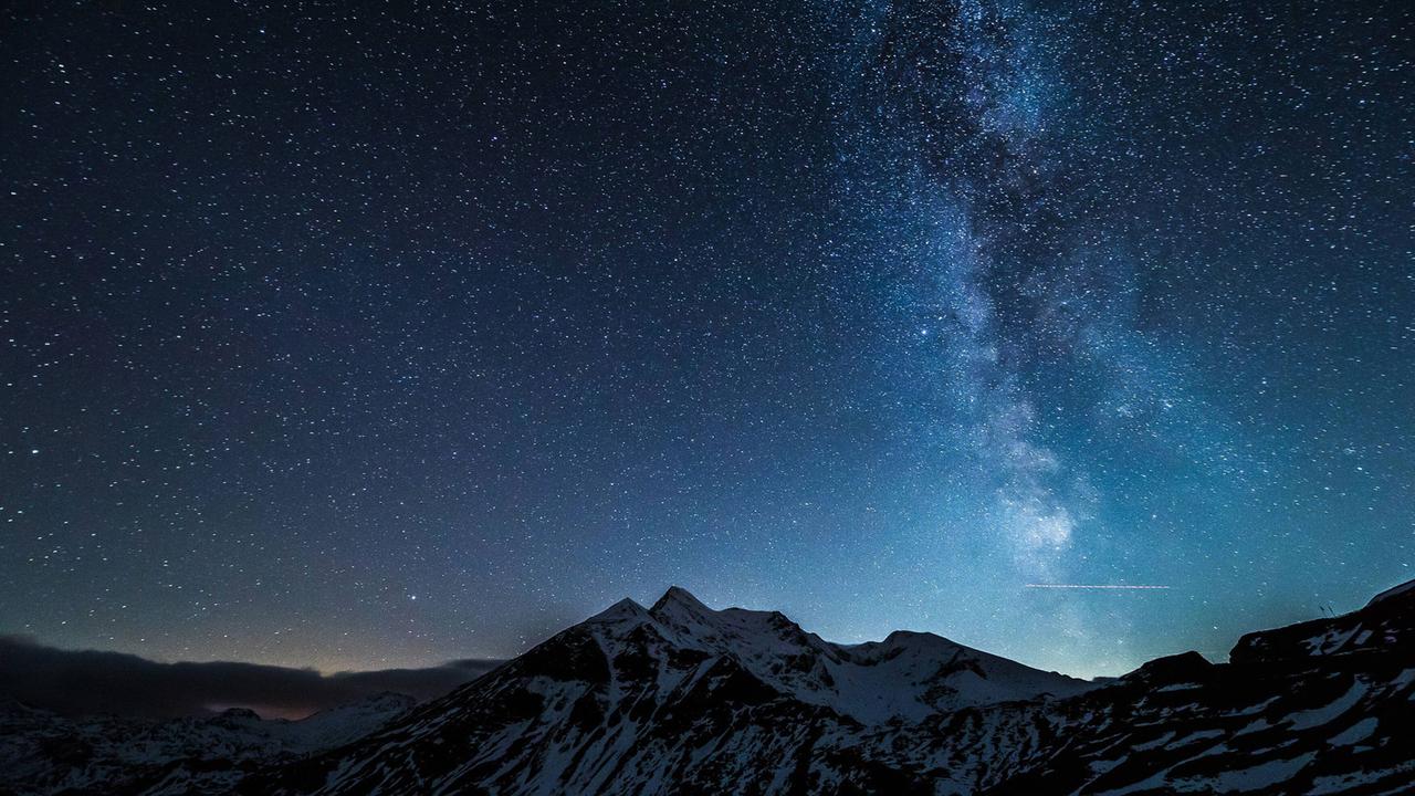 Die Milchstraße über der Glocknergruppe in den Alpen. Die Milchstraße über der Glocknergruppe in den Alpen.